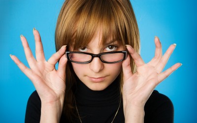 10 трикови што треба да ги знаат сите кои носат очила