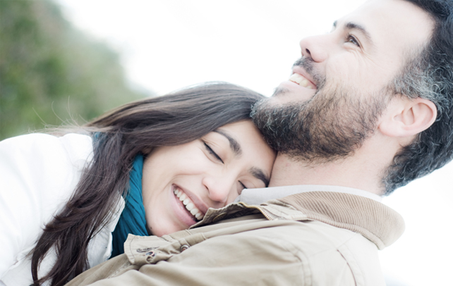 8 знаци дека тој е вљубен до уши