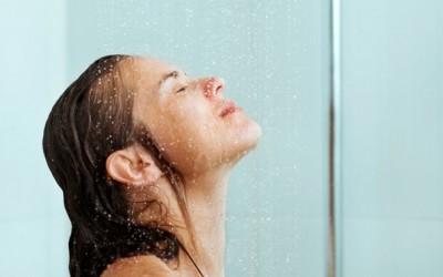Како треба да се туширате во зима за кожата да ви биде убава?