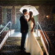 Свадбените фотографии можат да бидат прекрасни и романтични и на лошо време