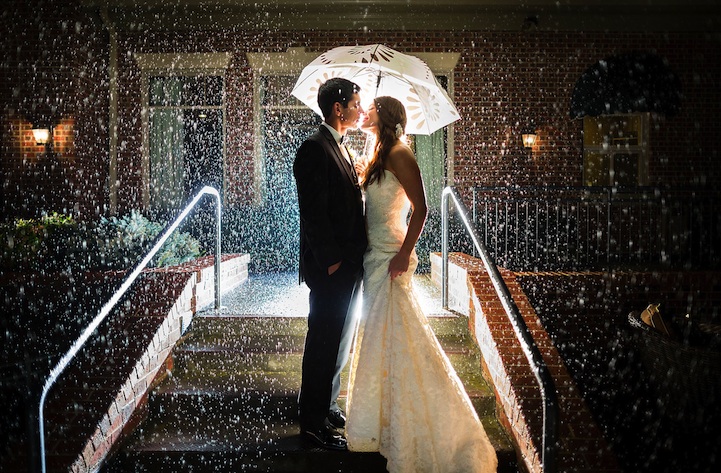 Свадбените фотографии можат да бидат прекрасни и романтични и на лошо време