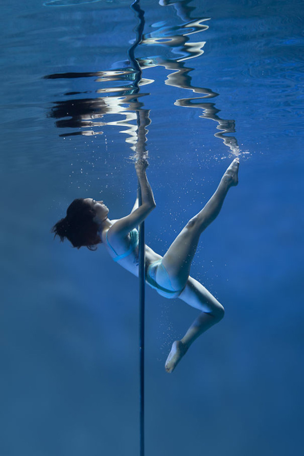 Неверојатни подводни фотографии од девојки кои танцуваат на шипка