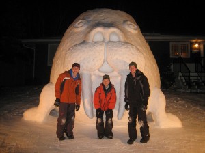 Секоја година овие браќа прават џиновски фигури од снег