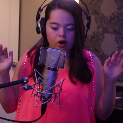 Мал број луѓе со Даунов синдром можат да пеат, ова девојче е едно од нив