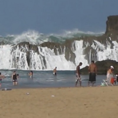 На прв поглед изгледа како нормален ден на плажа, но потоа се случува нешто спектакуларно!