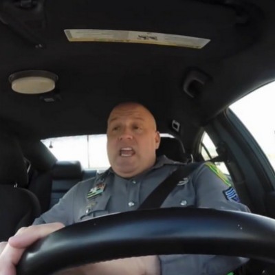 Полицаец лудо се забавува на песната „Shake it Off“ од Тејлор Свифт