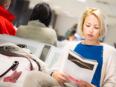 Забавни и конструктивни начини на кои можете да го забрзате времето додека чекате на аеродромот