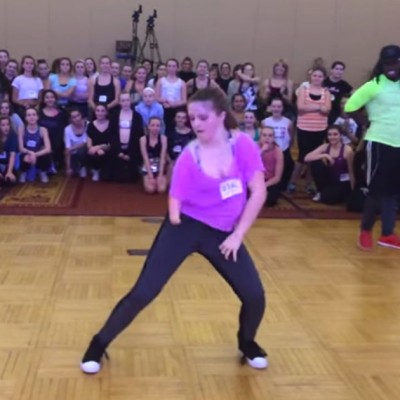 15-годишно девочје со една рака растура во хип-хоп танци