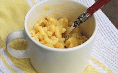 Без и евтин оброк: макарони со сирење во шолја