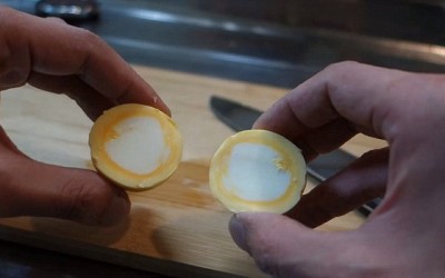 Како да направите варено јајце со белката внатре, а жолчката однадвор?