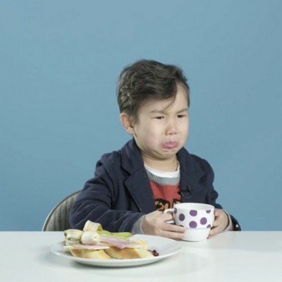 Деца пробуваат појадок од различни земји ширум светот