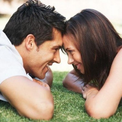 Љубовен експеримент: Погледнете ги реакциите на парови кои 4 минути непрекинато се гледаат во очи