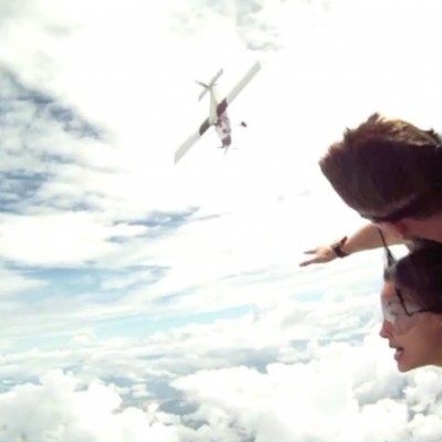 Застрашувачко видео: Скокнале со падобран и за малку ќе се судреле со авион