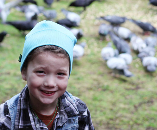 Девојче со години ги хранело гавраните, а тие почнале да ѝ носат подароци