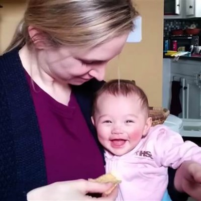 Четиримесечно бебе слатко се смее кога мајка му јаде чипс