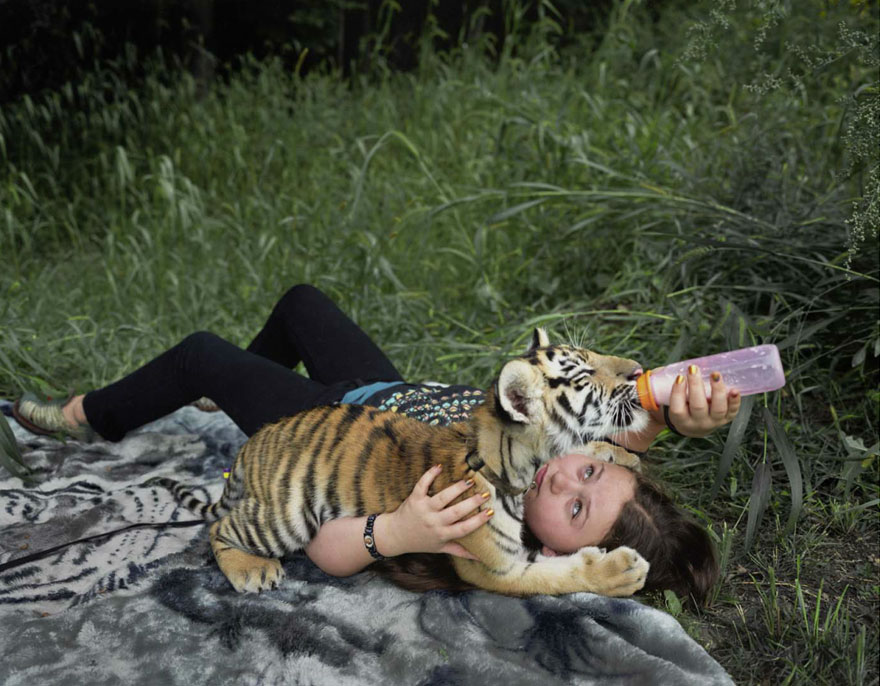 Фото-приказна за големото пријателство помеѓу мало девојче и дивите егзотични животни