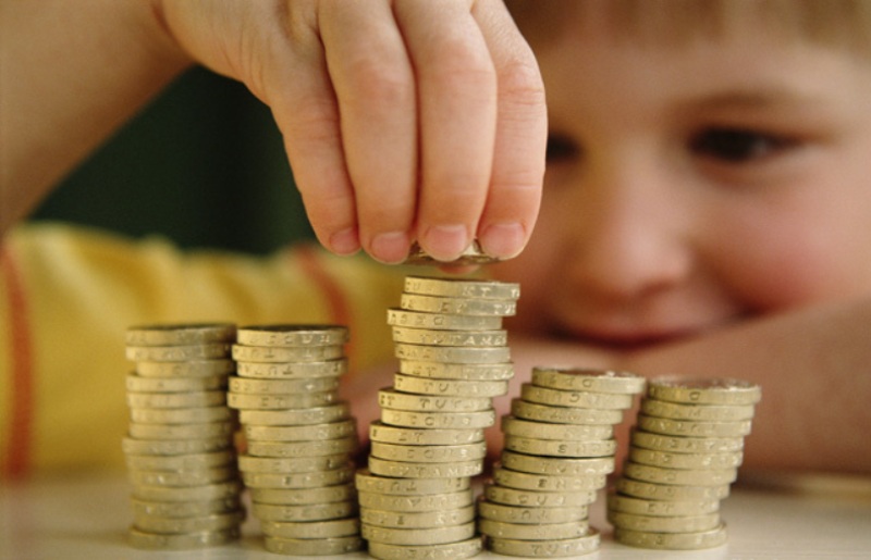 Како да го научите детето да се однесува одговорно со парите?