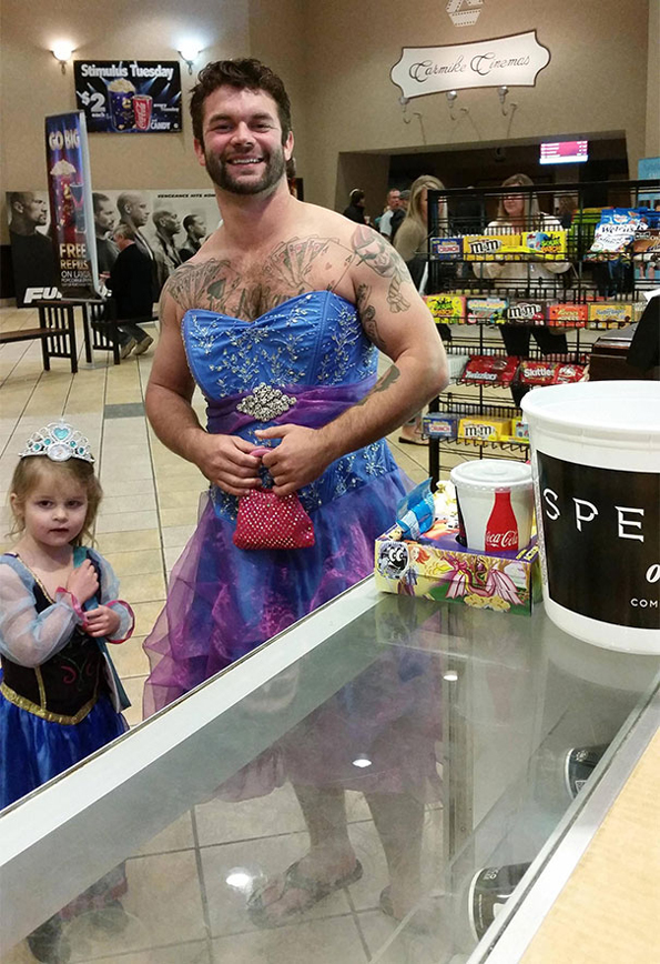 (1) Погледнете што направил овој човек за својата внука која се плашела да носи фустан во кино на новиот филм за Пепелашка