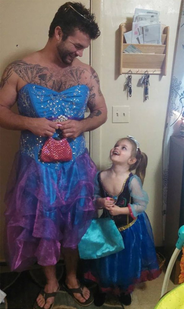 (3) Погледнете што направил овој човек за својата внука која се плашела да носи фустан во кино на новиот филм за Пепелашка