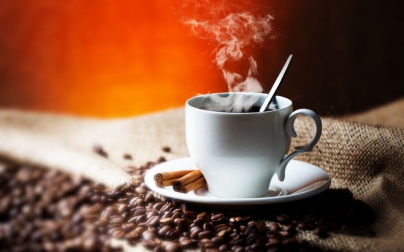 Дали кафето ќе се олади побрзо во бела или црна шолја?