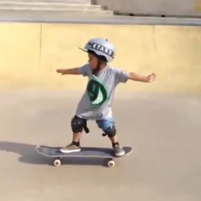 Ова 3 годишно дете вози скирол подобро од вас!