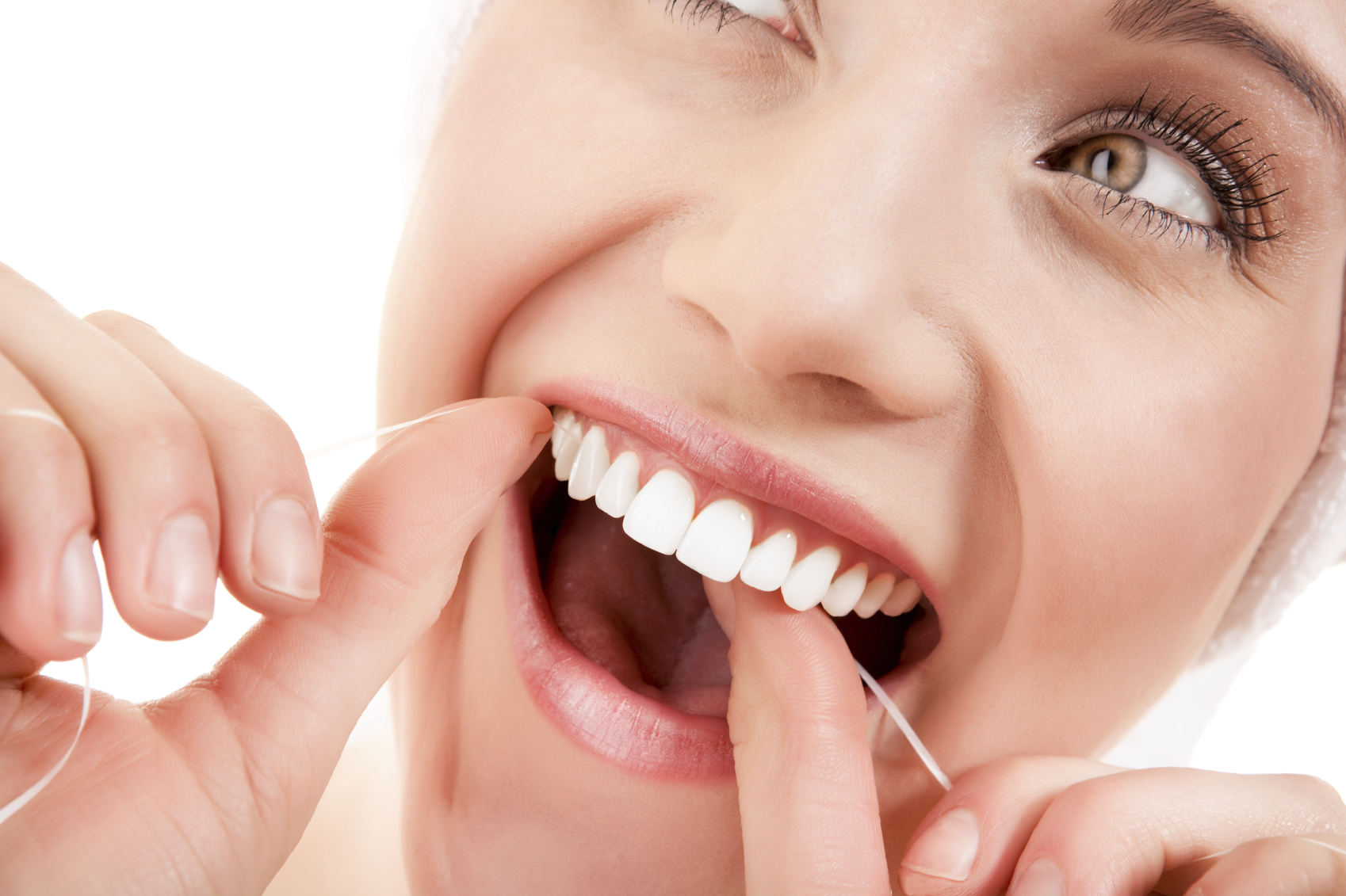 Како да ги исчистете забите со забен конец на правилен начин за само една минута?