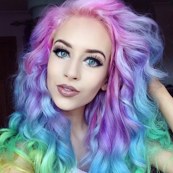(1) Нов моден тренд: Девојки ја фарбаат својата коса во пастелни бои