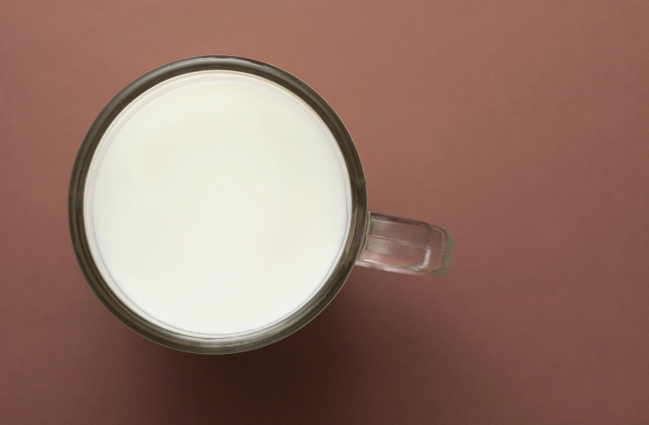 10 неверојатни здравствени придобивки од само една шолја топло млеко на ден