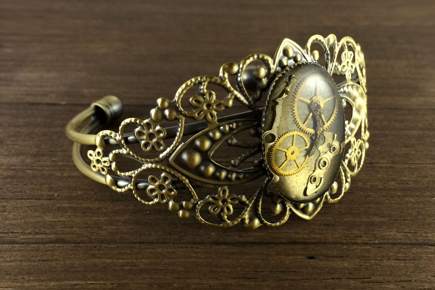 (2) Креативен артист создава прекрасен накит од стари делови на часовници