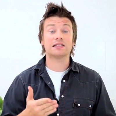 Пародија од сечкањето кромид на Џејми Оливер од која ќе ви потечат солзи