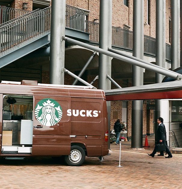 „Starbucks“, што се случува кога ќе се отвори лизгачката врата на комбето?
