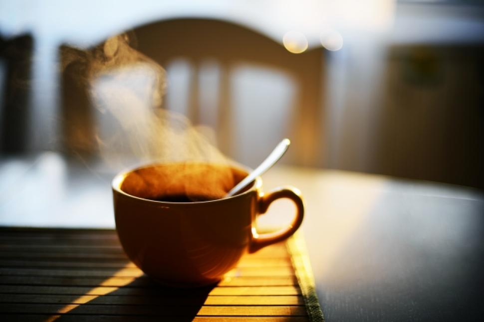 Научниците препорачуваат да не пиете кафе рано наутро