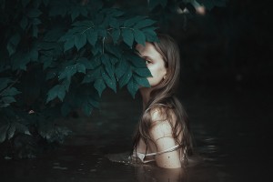 1.dramatichni-portreti-na-modeli-zarobeni-so-prirodni-elementi-i-svetlina-kafepauza.mk