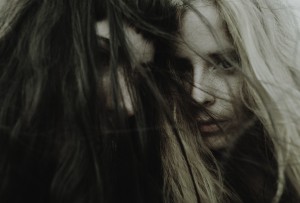 10.dramatichni-portreti-na-modeli-zarobeni-so-prirodni-elementi-i-svetlina-kafepauza.mk