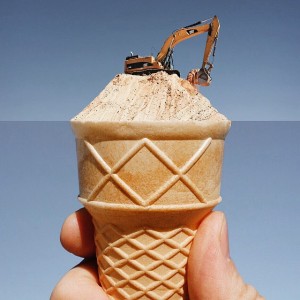 Креативен фотограф мудро спојува две фотографии во една. Резултатот е урнебесен!