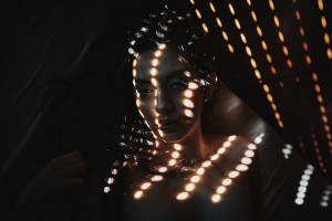 12.dramatichni-portreti-na-modeli-zarobeni-so-prirodni-elementi-i-svetlina-kafepauza.mk