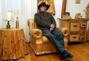 12.neverojatni-drveni-skulpturi-od-sekojdnevni-objekti-kafepauza.mk