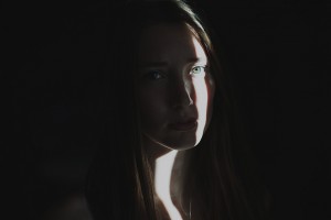 16.dramatichni-portreti-na-modeli-zarobeni-so-prirodni-elementi-i-svetlina-kafepauza.mk