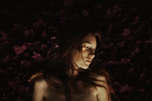 18.dramatichni-portreti-na-modeli-zarobeni-so-prirodni-elementi-i-svetlina-kafepauza.mk