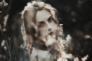 19.dramatichni-portreti-na-modeli-zarobeni-so-prirodni-elementi-i-svetlina-kafepauza.mk