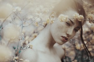 2.dramatichni-portreti-na-modeli-zarobeni-so-prirodni-elementi-i-svetlina-kafepauza.mk