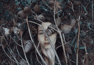 20.dramatichni-portreti-na-modeli-zarobeni-so-prirodni-elementi-i-svetlina-kafepauza.mk