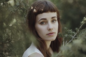 3.dramatichni-portreti-na-modeli-zarobeni-so-prirodni-elementi-i-svetlina-kafepauza.mk