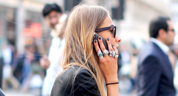 35 знаци дека тој не глуми незаинтересиран за да ве привлече, туку едноставно си игра со вас