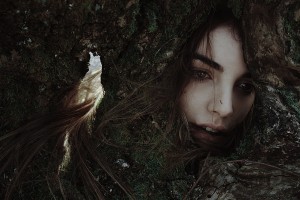 5.dramatichni-portreti-na-modeli-zarobeni-so-prirodni-elementi-i-svetlina-kafepauza.mk