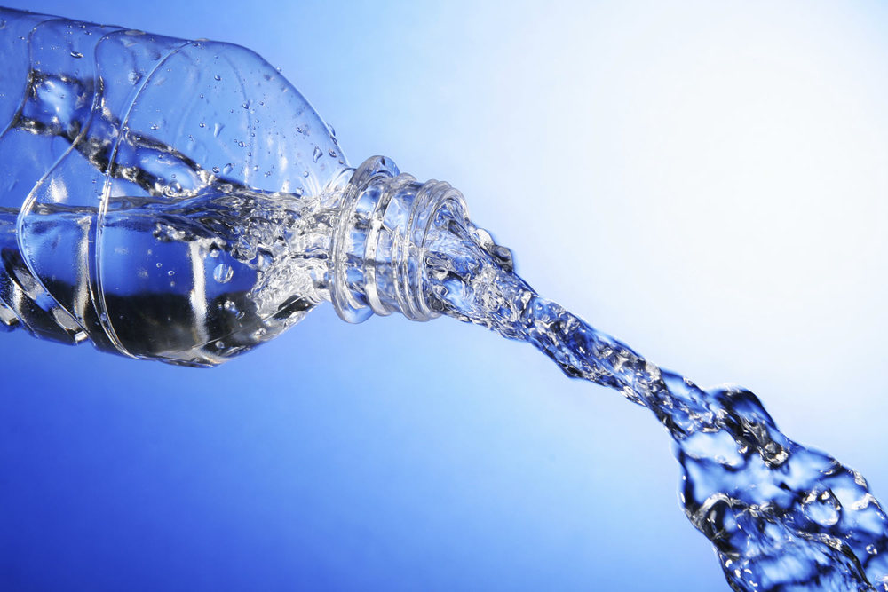 Дали треба да престанете да пиете вода во шишиња?