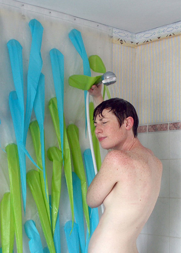 (1) Имате 4 минути да се истуширате пред оваа завеса да ве избрка со цел да заштедите вода