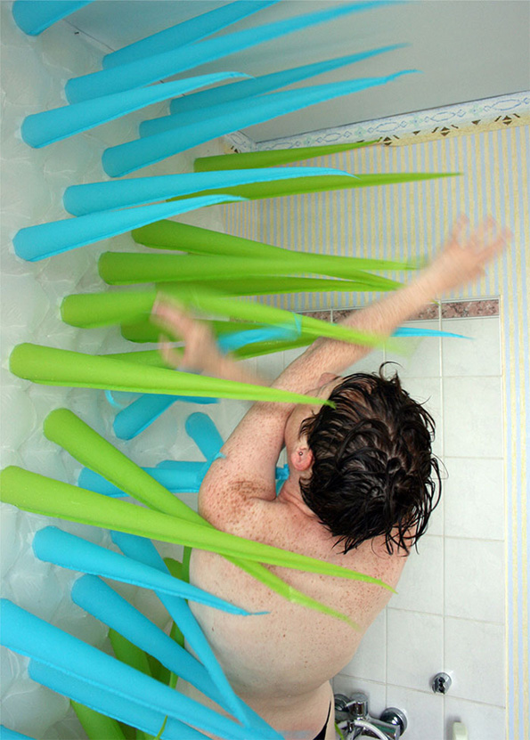 (4) Имате 4 минути да се истуширате пред оваа завеса да ве избрка со цел да заштедите вода