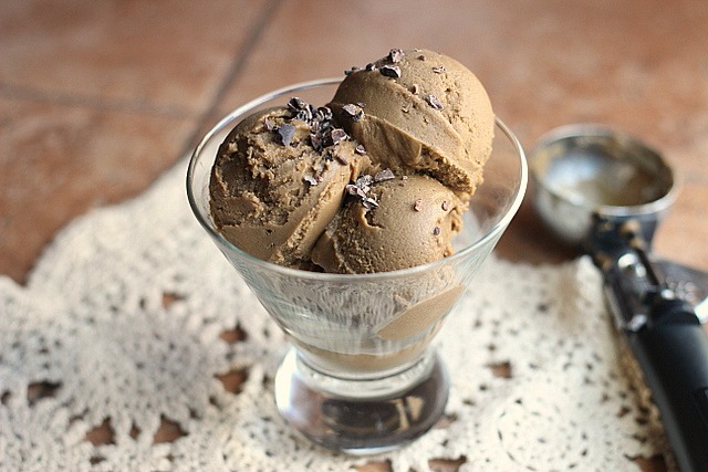 Вкусен и освежителен сладолед од авокадо и какао