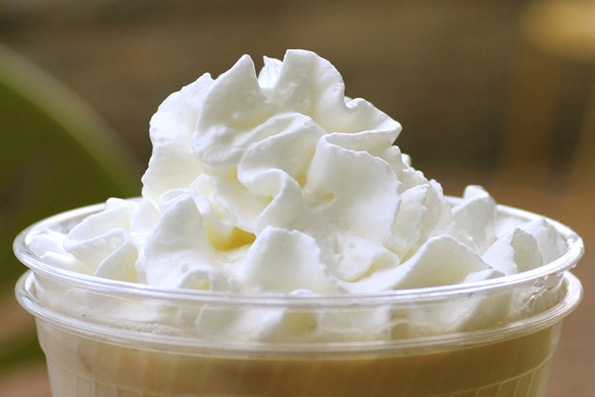 (10) 10 одлични и креативни начини за освежување на вашето ледено кафе